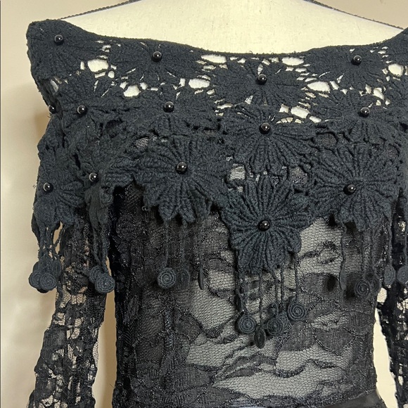 Elegant Black Lace Off-Shoulder Dress - Picture 7 of 16